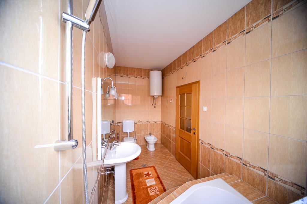 Apartments Dalmacija Starigrad Paklenica Rum bild