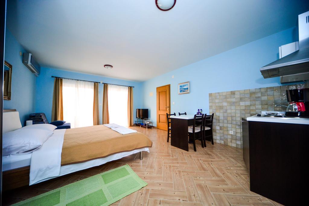 Apartments Dalmacija Starigrad Paklenica Rum bild