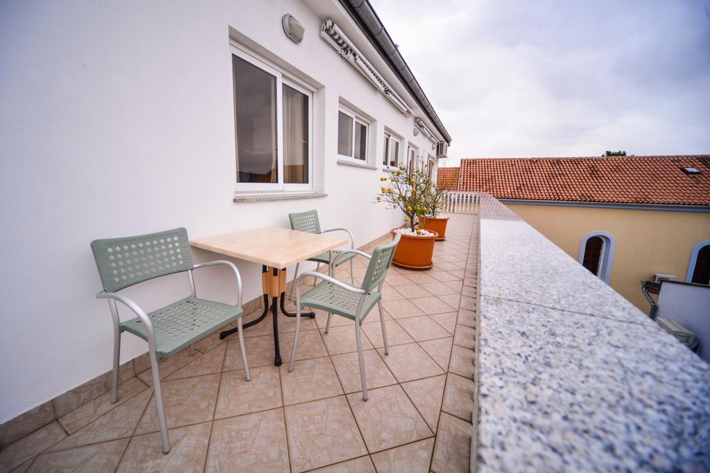 Apartments Dalmacija Starigrad Paklenica Rum bild