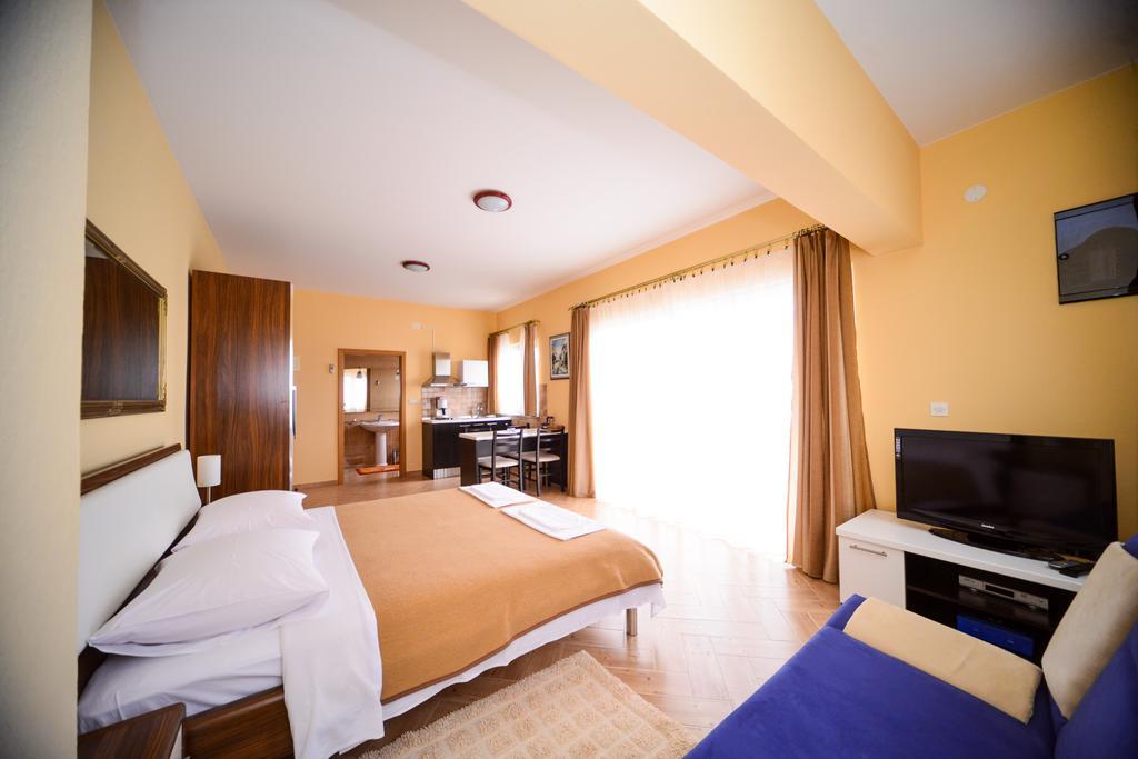 Apartments Dalmacija Starigrad Paklenica Rum bild