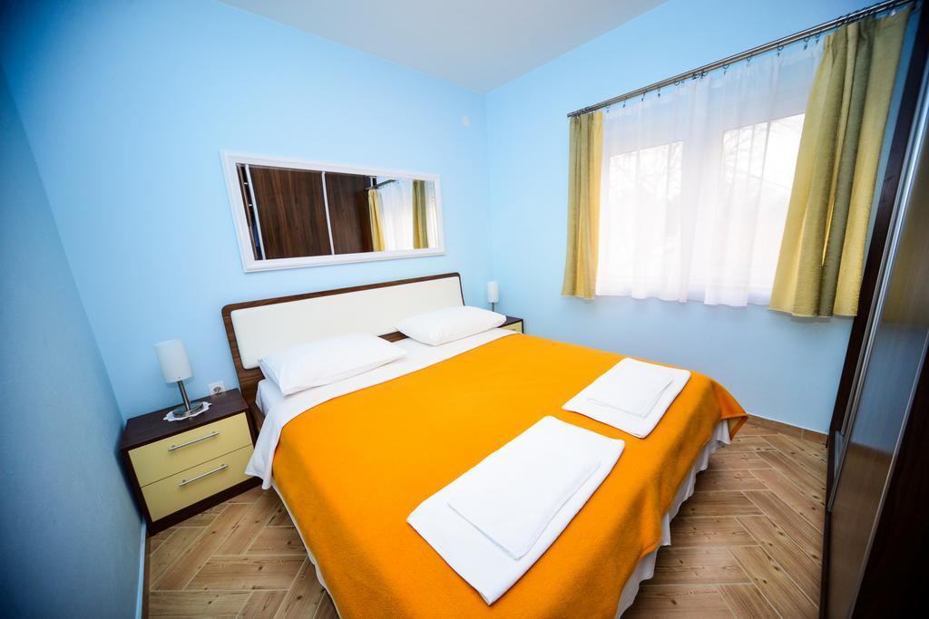 Apartments Dalmacija Starigrad Paklenica Rum bild